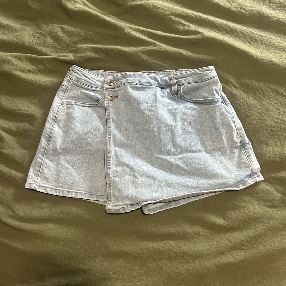 BCBGeneration Sky Blue Skort